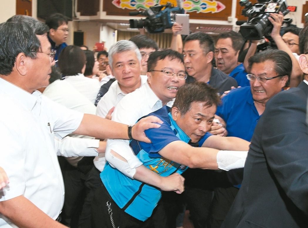 名嘴引领民众党集会，提振在野气势