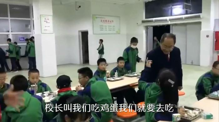 校长靠校吃校:姐做食堂弟做工程