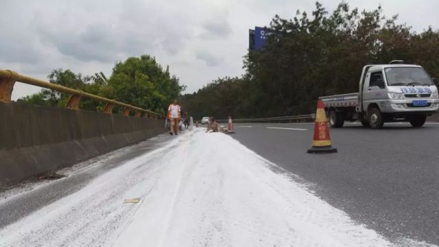 降雪阻路，女子坚守车站两天，只为回家温暖怀抱