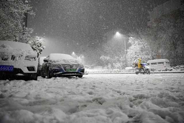 郑州遭遇大暴雪，城市面临严峻考验