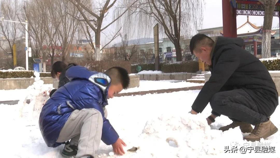 河南多景区“雪人”开道扫雪