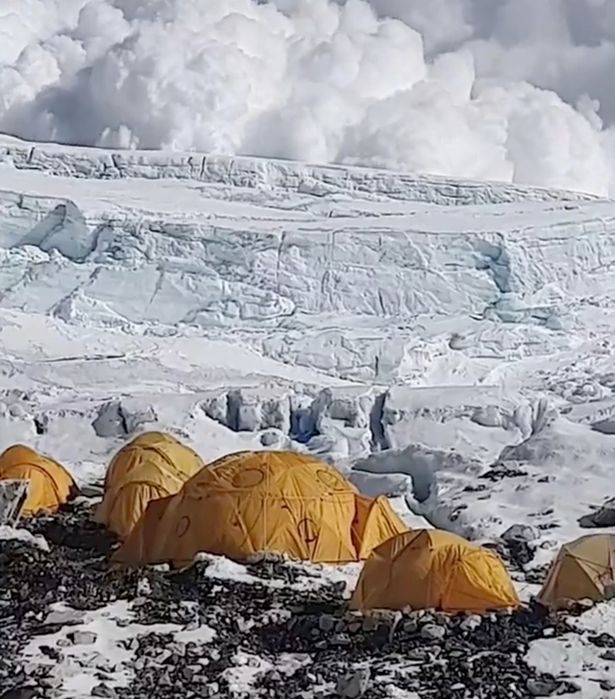 惊魂瞬间！云南雨崩景区突遇雪崩，游客尖叫逃命，现场画面令人窒息！