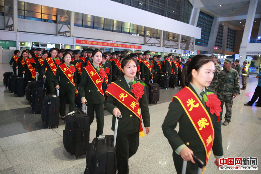 北京西站转运新兵入伍 女兵队伍亮眼