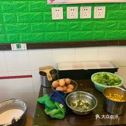 80后男子懒得做饭在幼儿园包餐