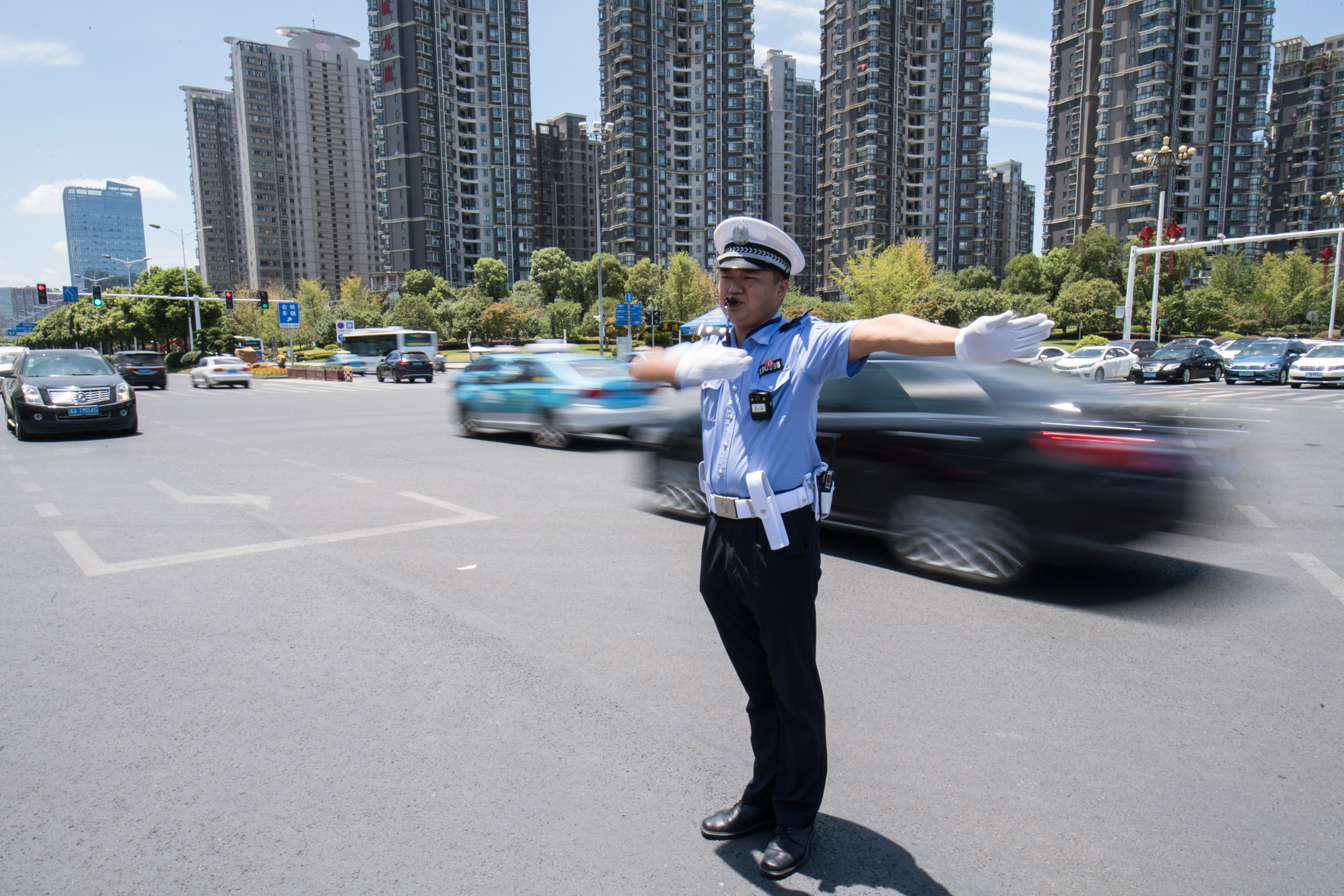 惊！长沙街头惊现迷你交警，市民直呼，这也太萌了吧！